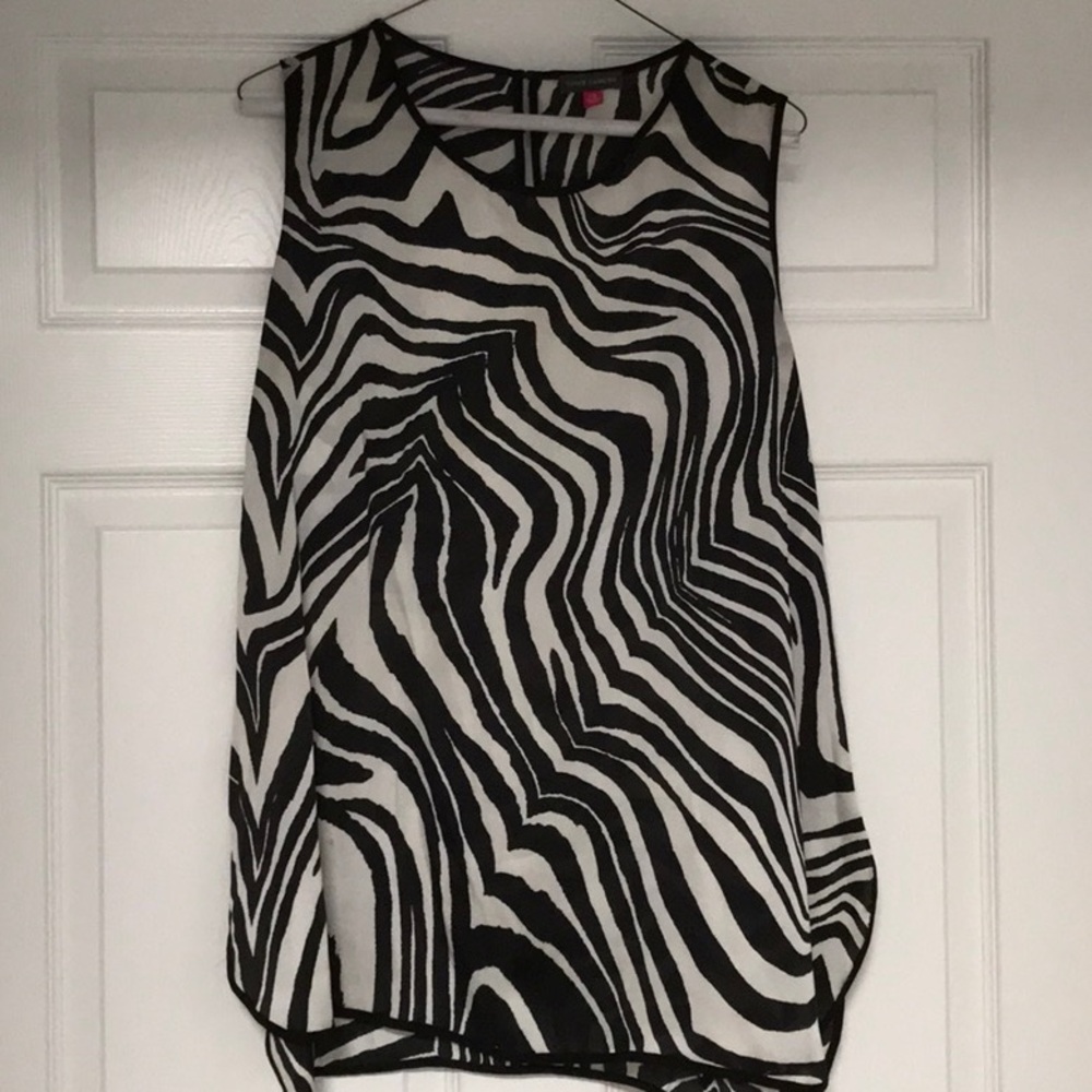Vince Camuto Black and White Zebra Pattern sleeveless top 24”front 28”long back